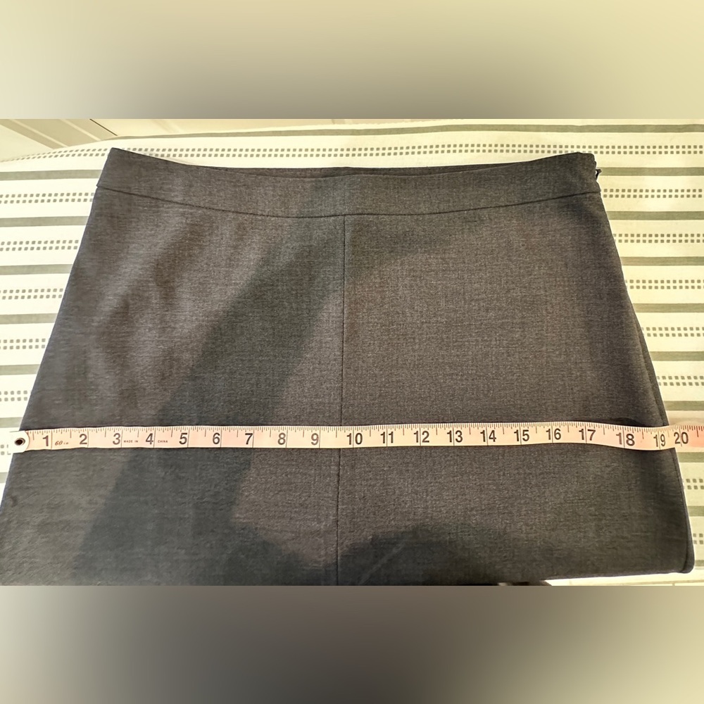 Theory brand. The most fabulous, flattering and versatile pencil skirt. Size 6. - Picture 6 of 8